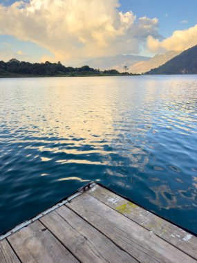Guatemala 'nın dağlık kesimlerindeki güzel Atitlan Gölü boyunca bir iskeleden gün batımı manzarası