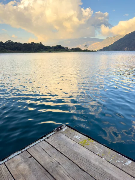 グアテマラの高地にある美しいアティトラン湖を横断した美しい夕日の景色 — ストック写真