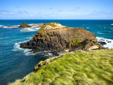 Victoria, Avustralya 'daki Phillip Adası' nda Piramit Kaya kıyı kaya oluşumları