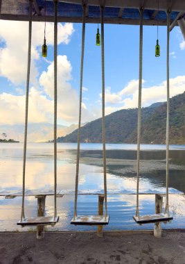 San Lucas Toliman kıyısında salıncak Guatemala 'da Atitlan Gölü' nde bir kasaba