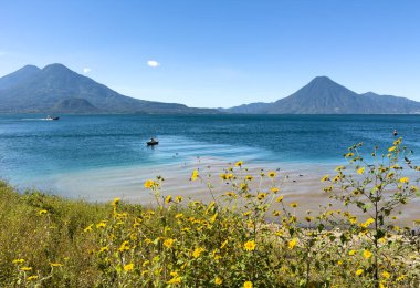 Guatemala 'daki güzel Atitlan Gölü' ndeki Volcan San Pedro ve Toliman 'a doğru bakın.