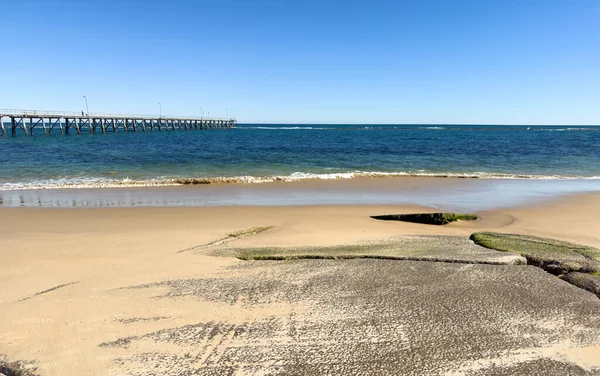 澳大利亚南部阿德莱德市典雅木制的Noarlunga Jetty港伸向大海 — 图库照片