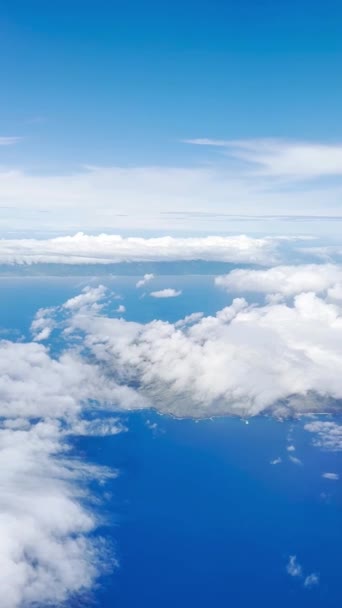 Imagens Vídeo Vertical Aéreo Nuvens Céus Azuis Voando Acima Das — Vídeo de Stock