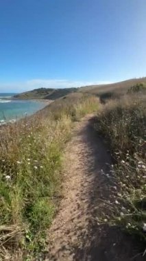 Güney Avustralya 'daki Fleurieu Yarımadası' ndaki Heysen Patikası 'ndaki Kings Plajı' na yürürken çekilmiş dikey video görüntüleri.