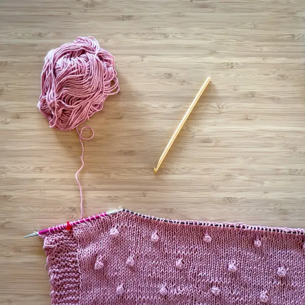 Knitting Needles Pink Wool Wooden Background — Stock Photo, Image