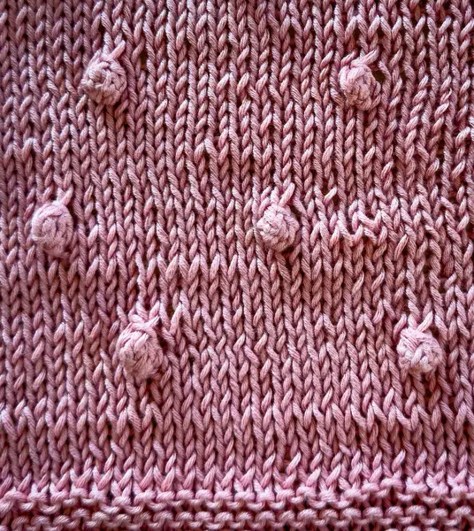 Фоновая Текстура Розового Вязаного Детского Одеяла Безделушками — стоковое фото
