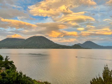 Guatemala 'daki Atitlan Gölü' nü çevreleyen volkanların üzerinde güzel günbatımı manzarası