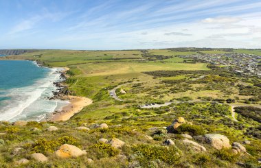 Güney Avustralya 'daki Fleurieu Yarımadası' ndaki Victor Harbor 'da Waitpinga' ya doğru giden kıyı şeridi ve Heysen Patikası manzarası görülüyor.