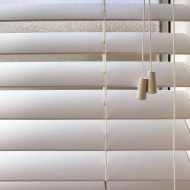 Beyaz ahşap pencere, evin içindeki ayarlama kablolarıyla kısmen açık.