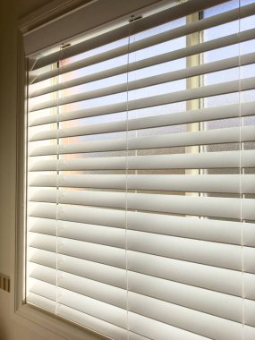 Beyaz ahşap pencere, evin içindeki ayarlama kablolarıyla kısmen açık.