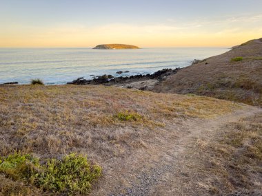 Günbatımında Güney Avustralya 'da Adelaide yakınlarında Fleurieu Yarımadası açıklarındaki tarihi Batı Adası.