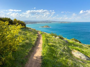 Okyanusa bakan Kayalık üzerinde yürüyüş izleri Güney Avustralya 'daki Fleurieu Yarımadası' ndaki Victor Harbor 'daki Granit Adası' na doğru.