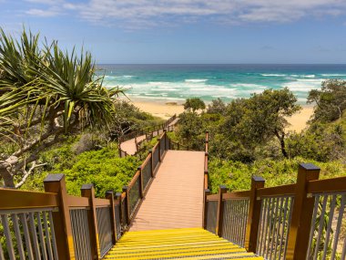 Queensland, Avustralya 'daki Brisbane açıklarındaki Stradbroke Adası' ndaki Frenchmans Sahili 'ne giden merdivenler.