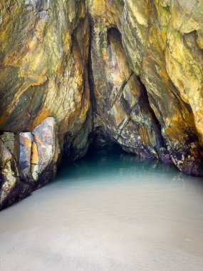 Fransız Sahili 'ndeki gizli bir mağara Queensland, Avustralya' daki Stradbroke Adası 'nda benzersiz bir yüzme havuzu sağlar.