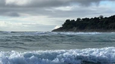Frenchmans Sahili 'nde dalgalar Queensland, Avustralya' daki Stradbroke Adası 'na doğru ilerliyor.