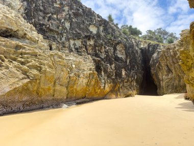 Fransız Sahili 'ndeki gizli bir mağara Queensland, Avustralya' daki Stradbroke Adası 'nda benzersiz bir yüzme havuzu sağlar.