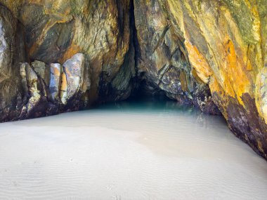 Fransız Sahili 'ndeki gizli bir mağara Queensland, Avustralya' daki Stradbroke Adası 'nda benzersiz bir yüzme havuzu sağlar.