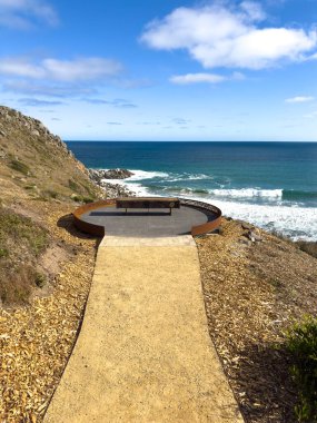 Rosetta Head 'deki Petrel Koyu' nun yukarısına ya da Güney Avustralya 'daki Fleurieu Yarımadası' ndaki Kayalıklara giden yol.