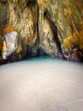 Fransız Sahili 'ndeki gizli bir mağara Queensland, Avustralya' daki Stradbroke Adası 'nda benzersiz bir yüzme havuzu sağlar.