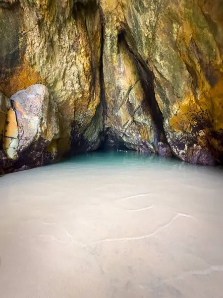 Fransız Sahili 'ndeki gizli bir mağara Queensland, Avustralya' daki Stradbroke Adası 'nda benzersiz bir yüzme havuzu sağlar.