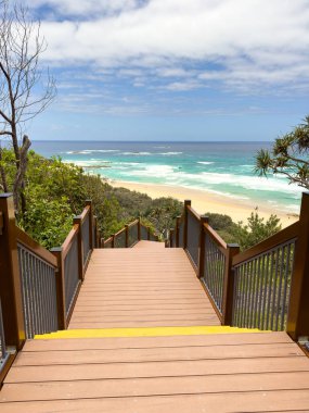 Queensland, Avustralya 'daki Brisbane açıklarındaki Stradbroke Adası' ndaki Frenchmans Sahili 'ne giden merdivenler.