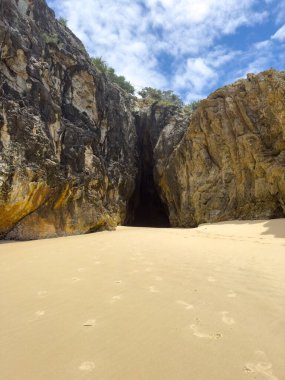 Fransız Sahili 'ndeki gizli bir mağara Queensland, Avustralya' daki Stradbroke Adası 'nda benzersiz bir yüzme havuzu sağlar.