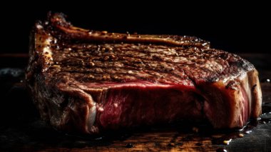 Siyah taş tabakta tuzlu ve biberli ızgara biftek. Izgara çizgili biftek. Sulu, kalın ızgara biftek. Taze baharatlı, yaz mangalı..