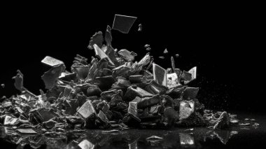 Siyah arkaplanda gümüş külçeler izole.