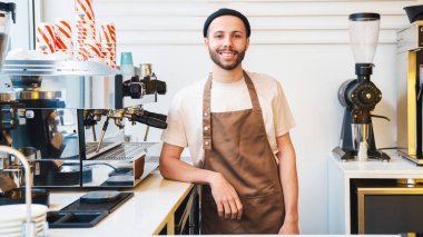 Kahve dükkanında çalışmaya başlamadan önce gülümseyen erkek kahveci. Küçük bir iş kuruyorum.