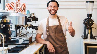 Gülümseyen sakallı barista, kafede tezgahta dikilirken başparmak hareketi yapıyor. Küçük bir iş kuruyorum.