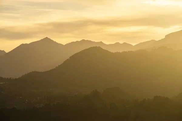 Όμορφη Ορεινή Σιλουέτα Έντονο Κίτρινο Backlight Άλπεις Allgau Γερμανία Βαυαρία — Φωτογραφία Αρχείου