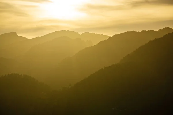Όμορφη Ορεινή Σιλουέτα Έντονο Κίτρινο Backlight Άλπεις Allgau Γερμανία Βαυαρία — Φωτογραφία Αρχείου