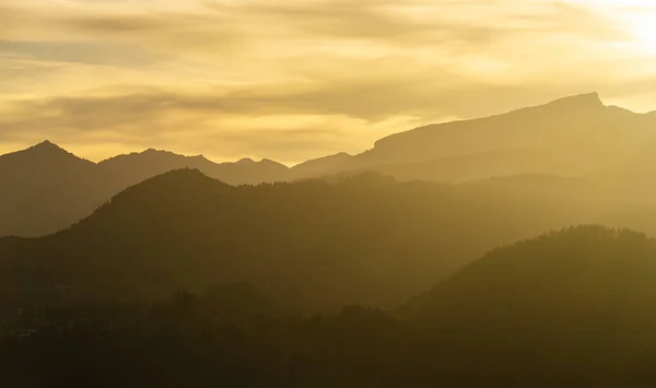 Hermosa Silueta Montaña Con Luz Fondo Color Amarillo Brillante Alpes — Foto de Stock
