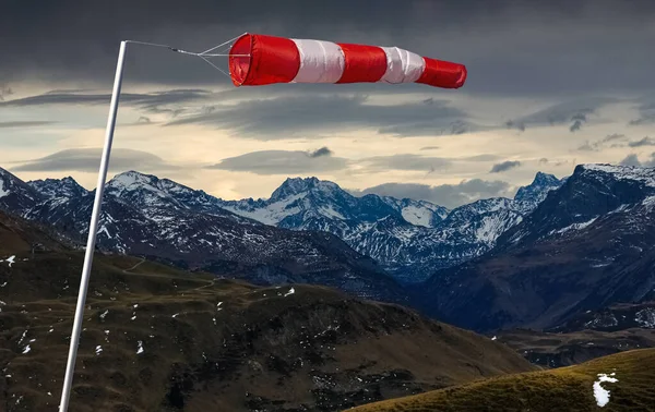 黄昏时分 风沙带着红色条纹 天空戏剧化 乌云笼罩雪山 关于新的和创造性商业解决方案的预测和远景的概念 阿尔卑斯山 — 图库照片