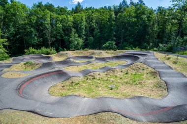 Engelhalde Parkı 'nda bisiklet, dağ bisikleti ve BMX pisti var. Kempten, Allgaeu, Bavyera, Almanya - 30 Haziran 2022