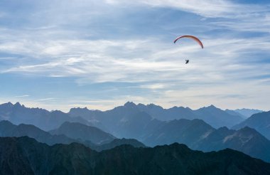 Mavi Dağlar üzerinde paragliding Silhouette, Allgaeu, Oberstdorf, Alps, Almanya. Seyahat güzergahı. Yaz ve tatil konsepti.