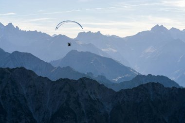 Mavi Dağlar üzerinde paragliding Silhouette, Allgaeu, Oberstdorf, Alps, Almanya. Seyahat güzergahı. Yaz ve tatil konsepti.