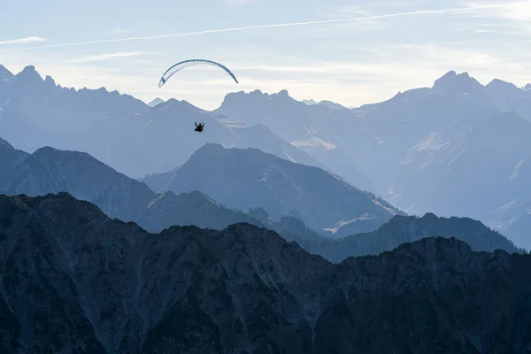 在德国阿尔高厄 奥伯斯特多夫 阿尔卑斯山区上空滑行 旅行目的地 夏季和假日概念 — 图库照片