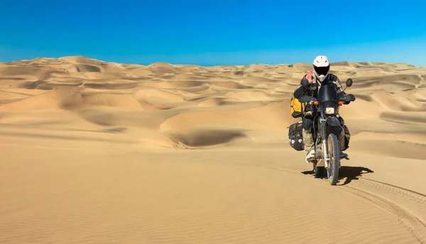 Lonely Motorbiker Driving Sand Dune Desert Motorcycle Expedition Namib Desert Stockbild