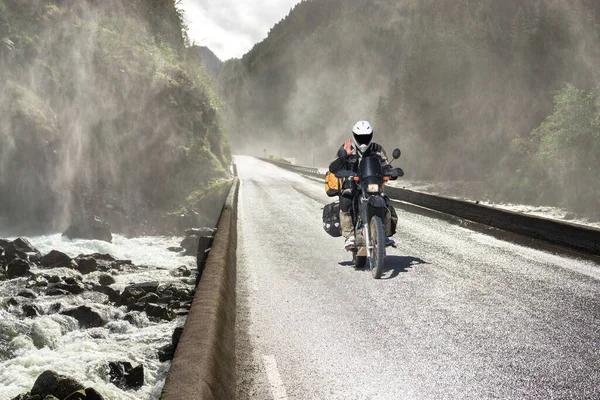 Motorbike Driving Fast Wet Canyon Valley Road Bridge River Difficult Images De Stock Libres De Droits