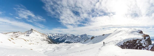 Mann Wandert Mit Schneeschuhen Wunderschöner Winterlicher Berglandschaft Alpen Deutschland Bayern Stockfoto