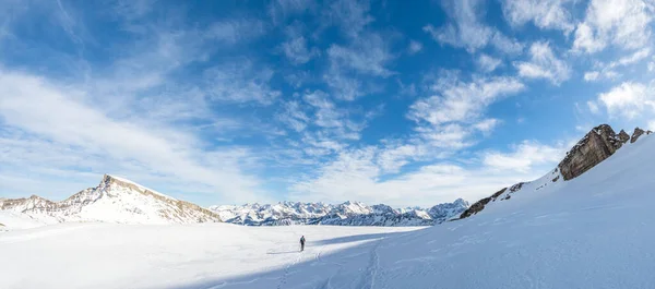 Mann Wandert Mit Schneeschuhen Wunderschöner Winterlicher Berglandschaft Alpen Deutschland Bayern lizenzfreie Stockbilder