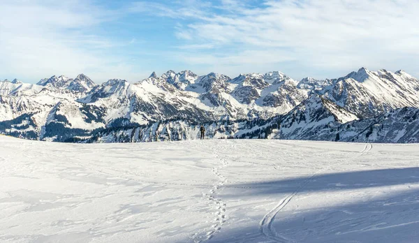 Mann Wandert Mit Schneeschuhen Wunderschöner Winterlicher Berglandschaft Alpen Deutschland Bayern lizenzfreie Stockfotos