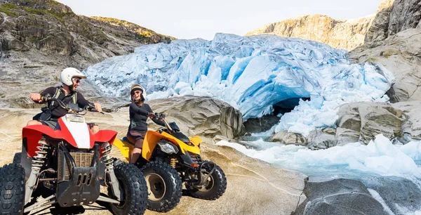 Gelukkige Paar Atv Quad Bikers Lachen Vrolijk Vrolijk Arctische Gletsjer Rechtenvrije Stockafbeeldingen