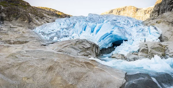 Homem Frente Grande Língua Glaciar Derreter Rio Água Vista Panorâmica — Fotografia de Stock