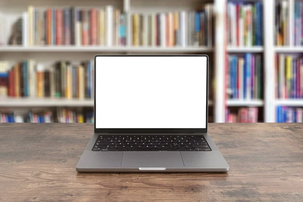 Moderne Laptop Computer Met Blanco Scherm Houten Tafel Tegen Boekenplanken — Stockfoto
