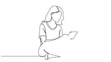 Tablet bilgisayar kullanarak yerde oturan genç bir kadının çizimleri, çizgi çizimleri.