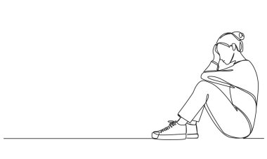 Üzgün ve stresli kadının sürekli çizdiği çizimler başını tutarak yerde oturuyor.