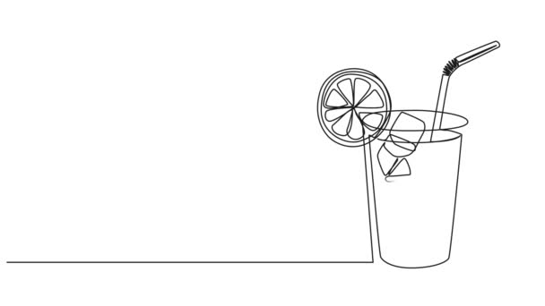 큐브와 애니메이션 마시는 유리에서 차가운 음료의 애니메이션 — 비디오