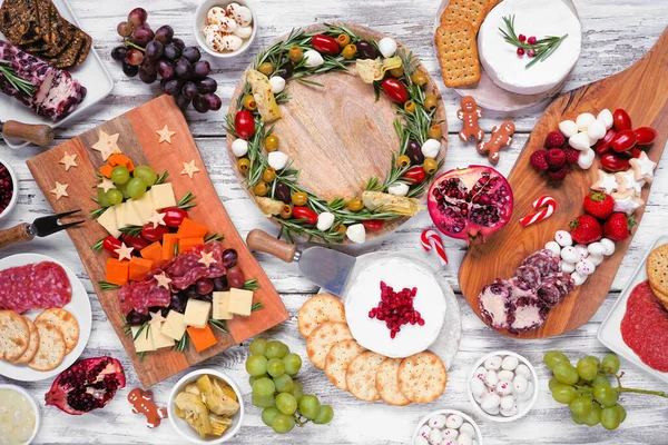 크리스마스 장식용 테이블에 치즈와 고기에 식욕을 돋우는 크리스마스 — 스톡 사진